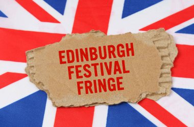 İngiltere 'nin tatilleri. Büyük Britanya bayrağının arka planında üzerinde Edinburgh Festivali Sınırı yazan karton yatar.