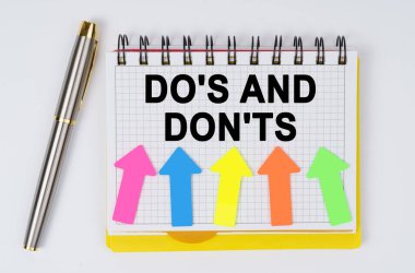 İş ve finans kavramı. Beyaz arka planda bir kalem ve üzerinde 