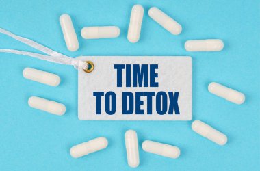 Tıp ve sağlık konsepti. Masada bir etiket var, ilaçların arasında detoks zamanı yazıyor.