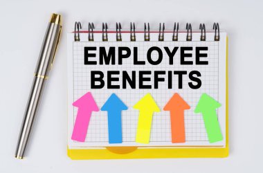 İş ve finans kavramı. Beyaz bir arka planda bir kalem ve bir defter bulunur - EMPLOYEE BENEFITS