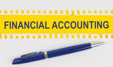 İş ve finans. Masanın üzerinde bir defterden iki sayfa ve sarı arkaplanlı bir kalem var.