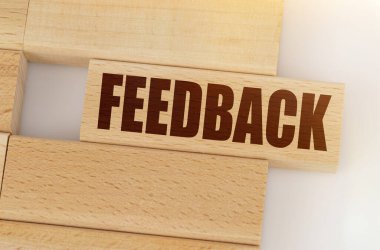 İş ve finans kavramı. Masanın üzerinde tahta bir Jenga var, Jenga 'nın üzerinde yazıyor - FEEDback