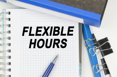 İş ve Ekonomi. Belgeler, klasörler arasında, üzerinde yazı olan bir defter - FLEXIBLE SAATİ