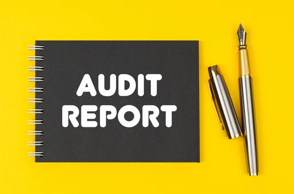 비즈니스 노란색 배경에는 과검은 공책이 새겨져 Audit Report — 스톡 사진