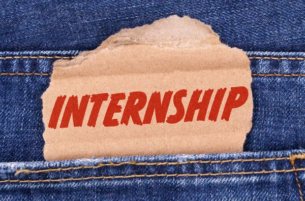 Affari Finanza Una Scatola Cartone Con Iscrizione Internship Sporge Jeans — Foto Stock