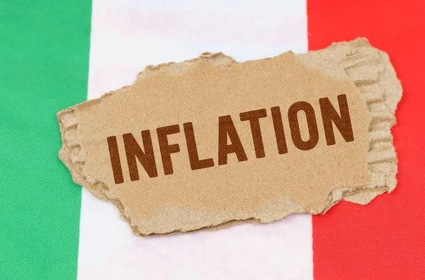 비즈니스 이탈리아 배경에는 지폐에 인플레이션이라는 문구가 새겨져 판지가 — 스톡 사진