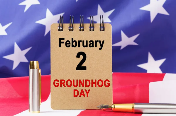 アメリカの祝日 米国の国旗の背景には文字が書かれた段ボールがあります Grounhog Day — ストック写真