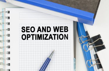 İş ve Ekonomi. Belgeler arasında, klasörler, yazıtlı bir defter - SEO ve Web İyimserliği