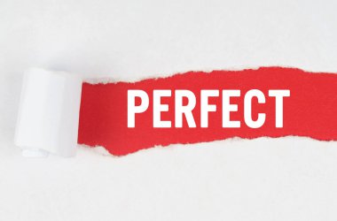 İş ve finans. Kırmızı zemin üzerinde yırtık beyaz kağıt arkasında, metin - Mükemmel