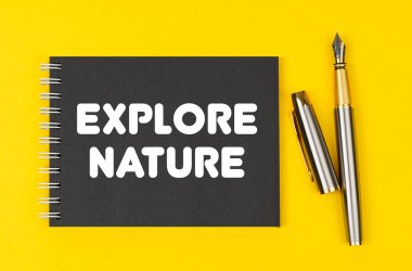 İş ve finans kavramı. Sarı bir arka planda bir kalem ve siyah bir defter bulunur - Doğayı Keşfedin