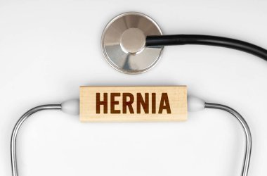 Sağlık ve tıp konsepti. Masanın üzerinde steteskop ve üzerinde 