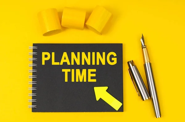 商业和金融概念 黄色的背景是一支笔 黑色的笔记本 上面有题词 计划时间 — 图库照片