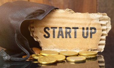 İş ve finans kavramı. Masanın üzerinde bir çanta dolusu para var, üzerinde 