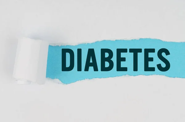 医学和健康概念 在一张白纸的中间 有一滴眼泪 在蓝色的背景下 上面写着 Diabetes — 图库照片