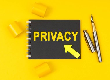 İş ve finans kavramı. Sarı bir arka planda bir kalem, siyah bir defter bulunur - Özellik