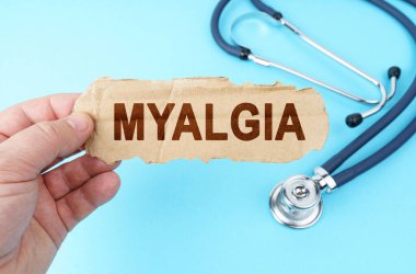 Tıp ve sağlık konsepti. Mavi arka planda, adamın biri üzerinde 