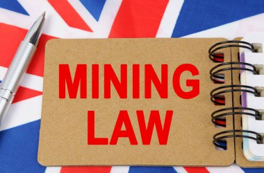 Hukuk ve adalet kavramı. Büyük Britanya bayrağının arka planında üzerinde 