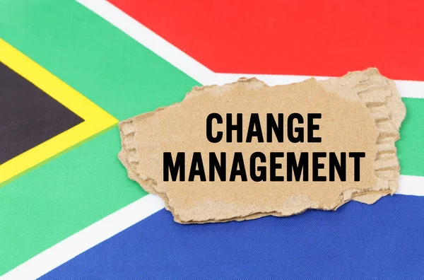 Geschäfts Und Finanzierungskonzept Auf Der Flagge Südafrikas Liegt Ein Karton — Stockfoto