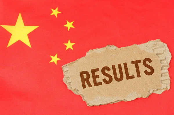 Affärs Och Ekonomikoncept Mot Bakgrund Den Kinesiska Flaggan Ligger Kartong — Stockfoto
