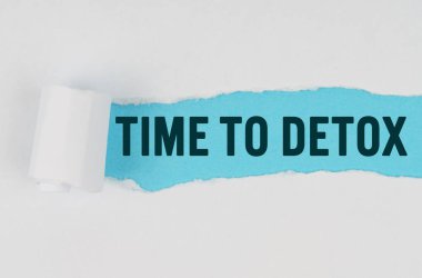 Tıp ve sağlık konsepti. Beyaz bir kağıdın ortasında, altında mavi bir arkaplan üzerinde 