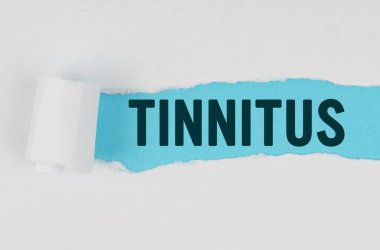 Tıp ve sağlık konsepti. Beyaz bir kağıt parçasının ortasında, altında mavi bir arkaplan olan 