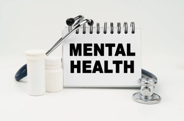 Tıp ve sağlık konsepti. Beyaz bir masada steteskop, haplar ve üzerinde 