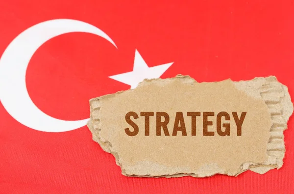 Finans Kavramı Türkiye Bayrağının Arka Planında Üzerinde Strateji Yazan Karton — Stok fotoğraf