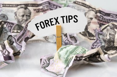 İş ve finans kavramı. Masanın üzerinde dolar ve üzerinde yazılı bir mandal var. FOREX TIPS.
