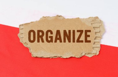 İş ve finans kavramı. Polonya bayrağının arka planında üzerinde yazı olan karton yatar - organize