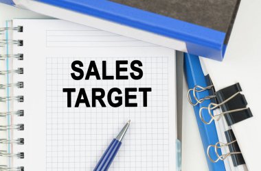 İş ve Ekonomi. Belgeler arasında, klasörler, üzerinde yazı olan bir defter - SALES TARGet
