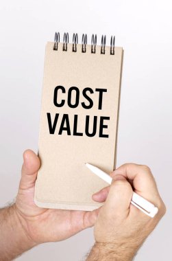 İş ve finans kavramı. Bir adam elinde bir kalem ve bir mankafa tutuyor, üzerinde 