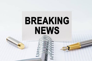 Finans ve iş konsepti. Masanın üzerinde bir defter, bir kalem ve bir kartvizit var.