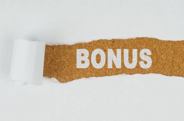 İş ve finans. Tahta arka plandaki yırtık beyaz kağıdın arkasında 