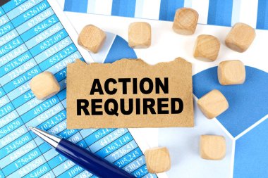 Finans ve ekonomi. Grafikleri ve raporları olan belgelerde, içinde yazılar olan küpler ve karton var- Eylem gereklidir