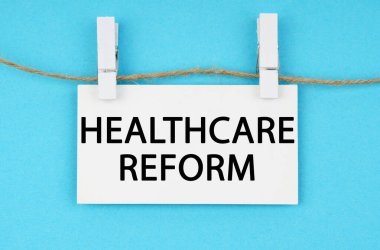 Tıp ve sağlık konsepti. Mavi bir arka planda, beyaz bir plaket yazıtlı bir ipe asılıdır.