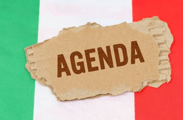 Koncepcja Biznesu Finansów Tle Flagi Włoch Leży Karton Napisem Agenda — Zdjęcie stockowe