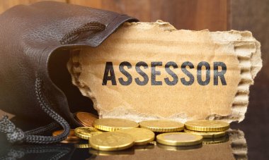 İş ve finans kavramı. Masanın üzerinde bir çanta dolusu para var ve üzerinde 