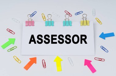 İş ve finans kavramı. Masanın üzerinde ataçlar ve yön okları var. 