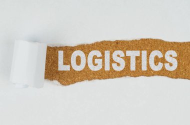 İş ve finans. Ahşap bir arka planda yırtık beyaz kağıt arkasında metin - lojistik