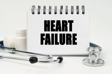 Tıp ve sağlık konsepti. Beyaz bir masada steteskop, haplar ve üzerinde 