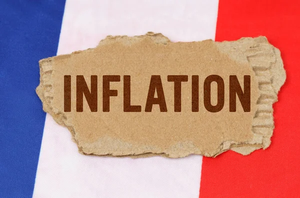 ビジネスと金融の概念 フランス国旗の背景には インフレという文字が書かれた段ボールがあります — ストック写真