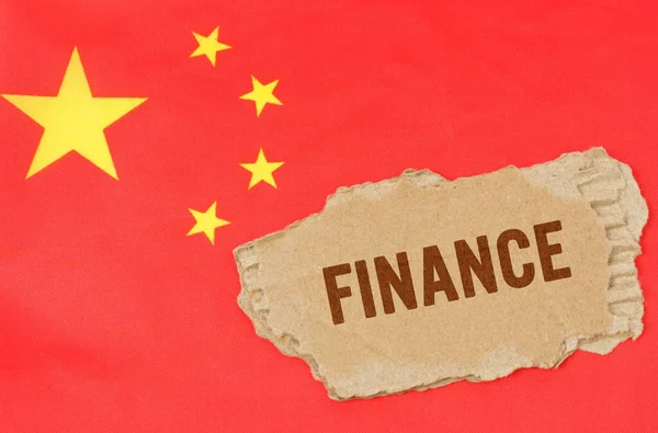 ビジネスと金融の概念 中国の国旗の背景には文字が書かれた段ボールがあります ファイナンス — ストック写真