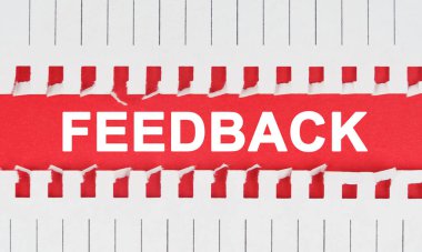 İş ve hukuk kavramı. Kırmızı arkaplanda iki sayfa defter arasında 