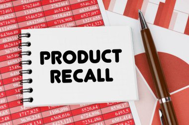 İş ve finans kavramı. Finansal belge ve çizelgelerde üzerinde yazılar olan bir defter var - ürün geri çağırma