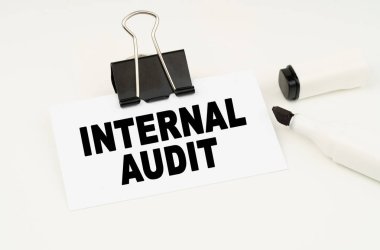 Finans ve iş konsepti. Beyaz arkaplanda bir işaret ve üzerinde 