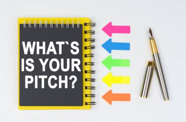 İş ve finans kavramı. Beyaz arka planda bir kalem, oklar ve bir defter var. Üzerinde 