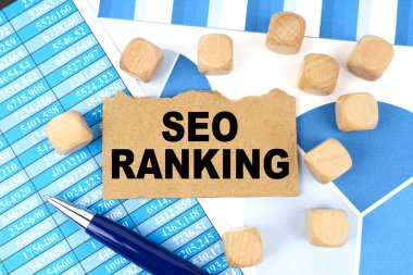 Finans ve ekonomi. Grafikleri ve raporları olan belgelerde, yazının yazılı olduğu küpler ve kartonlar var - SEO Sıralama