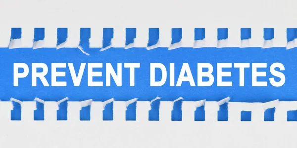 医学和健康概念 在蓝色背景的两页笔记本之间的题词 Prevent Diabetes — 图库照片