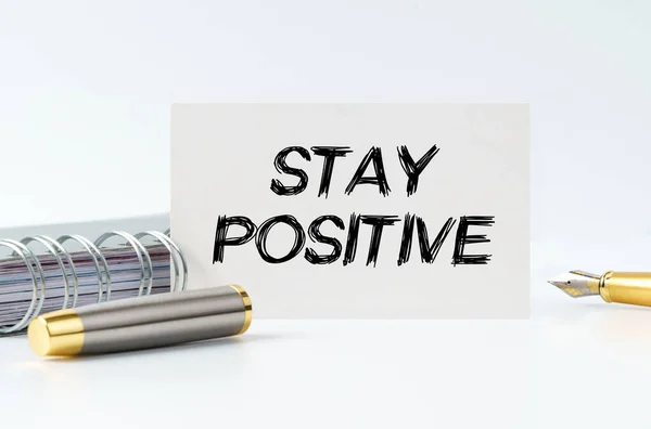 Obchodní Finanční Koncepce Stole Zápisník Pero Vizitka Nápisem Stay Positive — Stock fotografie
