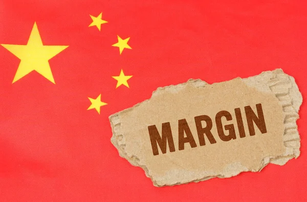 ビジネスと金融の概念 中国国旗の背景には文字が書かれた段ボールが置かれている Margne — ストック写真